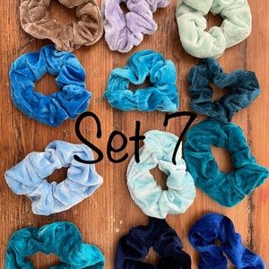 12 velvet scrunchies - Set 7